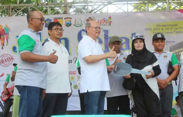 (kanan) Sokip, penanggung jawab acara  