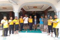Kapolsek Menganti AKP. Moch. Dawud, S.H beserta anggota dan pengurus Takmir  bahu membahu membersihkan Masjid Baiturrahman (ist)