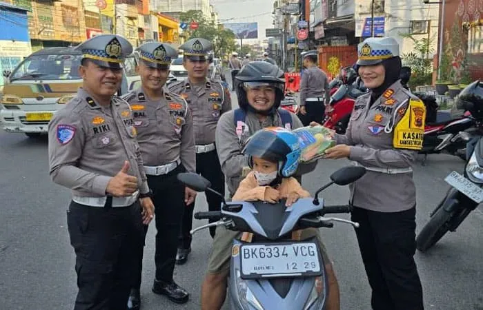 Polwan cantik Kasat Lantas Polres Asahan, AKP Resti Widya Sari, S.Tr.K, SIK, bersama anggota saat Beri Reward bagi Pengendara Tertib Berlalu Lintas   (ist)