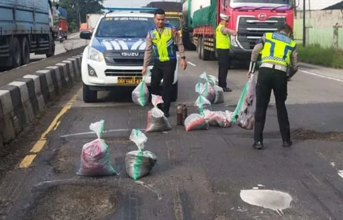 Satlantas Polres Kendal lakukan penambalan jalan berlubang di Pantura Pucangrejo- Kendal. (RadarBangsa.co.id)