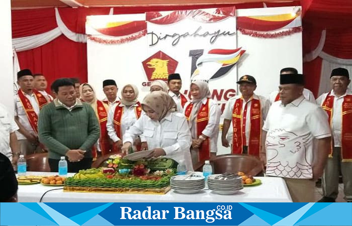 Ketua DPC Partai Gerindra Kabupaten Sidoarjo, Mimik Idayana, saat menggelar tasyakuran HUT ke-17 Partai Gerindra di kantor DPC Gerindra Sidoarjo (ist)