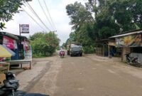 Setelah didemo warga, jalan utama desa Tanjung Alam diperbaiki pengusaha galian C tanah uruk (foto/Joko )