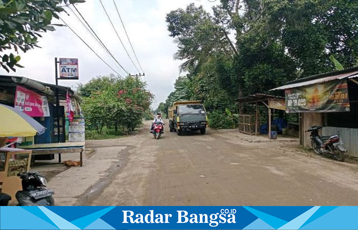 Setelah didemo warga, jalan utama desa Tanjung Alam diperbaiki pengusaha galian C tanah uruk (foto/Joko )