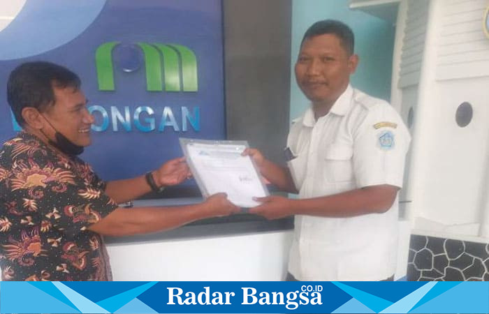 Head Marketing PT. Multiusaha Baroka, Sueb Afif, (baju batik) saat melayangkan surat sangga, pada Jumat (14/2/25) kemarin (ist)