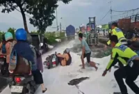 Foto petugas saat menolong siswa berangkat sekaloh (Dok Screennshot Video lokal)