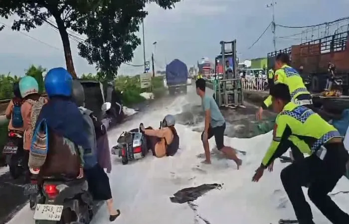 Foto petugas saat menolong siswa berangkat sekaloh (Dok Screennshot Video lokal)