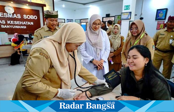 Bupati Ipuk saat meninjau pemeriksaan kesehatan gratis hari pertama di Puskesmas Sobo, Banyuwangi (ist)