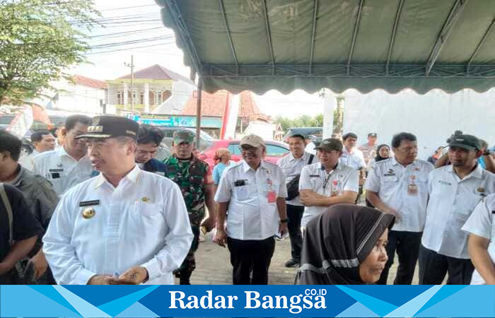 Bupati Madiun, Hari Wuryanto, bersama Forkopimda dan Organisasi Perangkat Daerah (OPD) terkait, melakukan monitoring harga bahan pokok di sejumlah pasar tradisional (ist)