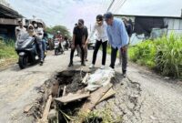 Bupati Sidoarjo H. Subandi melakukan sidak ke lokasi jembatan ambles di Desa Banjarsari, Kecamatan Buduran, Sidoarjo (ist)