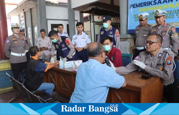 Ditlantas Polda Jawa Timur bekerja sama dengan Polres Probolinggo Kota dan Dishub Kota Probolinggo menggelar pemeriksaan kesehatan bagi sopir bus di Terminal Tipe A Bayuangga (ist)