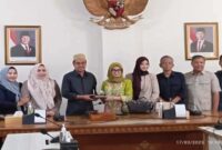 Hj.Dewi Kartika menerima kunjungan kerja Anggota Banmus DPRD Kabupaten Sidoarjo Jatim ke Kantor DPRD Batu (IST)