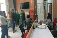 Warga Peduli Sedayulawas Brondong saat menyerahkan berkas laporkan ke Kejari Lamongan (ist)