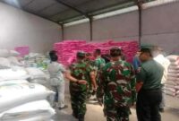 Dandim 0820/Probolinggo, Letkol Arm Heri Budiasto, melalui Danramil 0820/01 Kanigaran, Kapten Czi Lalu Fahrial, melakukan monitoring terhadap pengadaan gabah beras tahun 2025 di salah satu penggilingan padi di Kelurahan Kanigaran (IST)