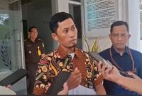 Kuasa Hukum Moch. Wahyudi, Muhammad Ridlwan (kiri) dan Ainur Rofik usai mengantar surat permohonan permintaan BAP ke PTSP Kejari Lamongan, Senin (24/3/25) (Dok foto RB)