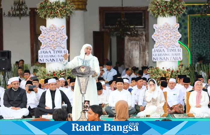 Ribuan masyarakat Jawa Timur menghadiri acara Tasyakuran dan Doa Bersama yang digelar oleh Gubernur Jawa Timur Khofifah Indar Parawansa dan Wakil Gubernur Emil Elestianto Dardak di halaman depan Gedung Negara Grahadi (hms)