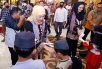 Gubernur Jawa Timur Khofifah Indar Parawansa bersama  Gubernur Maluku Utara Sherly Tjoanda Laos saat menyantuni anak yatim (hms)