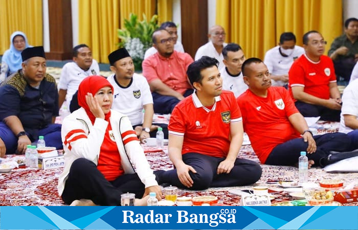 Gubernur Jawa Timur Khofifah Indar Parawansa bersama Wakil Gubernur Emil Elestianto Dardak, Ketua PWI Jatim Lutfil Hakim, serta para Pimred Media Jatim, kompak menonton bareng pertandingan Timnas Indonesia di Gedung Negara Grahadi, Surabaya (hms)