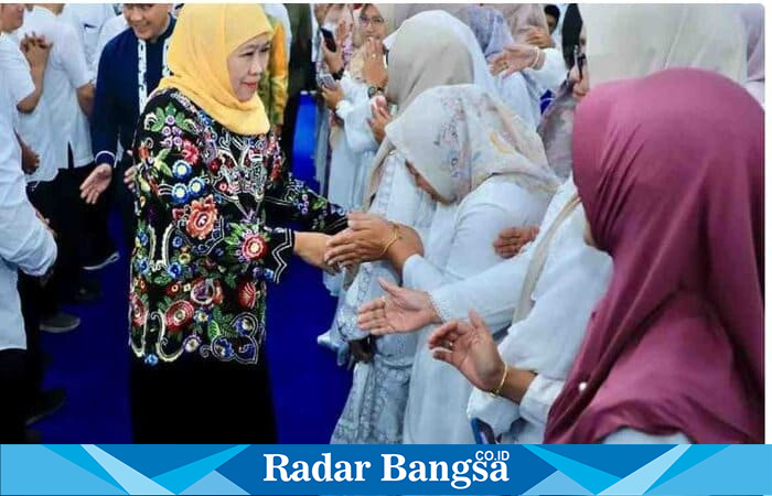 Gubernur Jawa Timur, Khofifah Indar Parawansa, secara resmi mencairkan THR Idul Fitri 1446 H bagi seluruh tenaga pendidik di bawah naungan Pemerintah Provinsi  (hms)