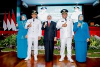 (tengah) Gubernur Jawa Timur, Khofifah Indar Parawansa, menghadiri acara Sertijab Bupati dan Wakil Bupati Probolinggo periode 2025-2030, yang berlangsung di Ruang Rapat Paripurna DPRD Kabupaten Probolinggo (hms)