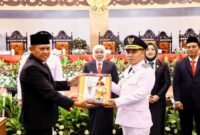 Gubernur Jawa Timur Khofifah Indar Parawansa Sertijab Bupati Mojokerto Muhammad Albarraa dan Wakil Bupati Mojokerto Muhammad Rizal Octavian untuk masa jabatan 2025-2030 (hms)