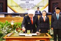 Gubernur Jawa Timur Khofifah Indar Parawansa menghadiri Serah Terima Jabatan  dan Rapat Paripurna Penyampaian Visi Misi Walikota (hms)