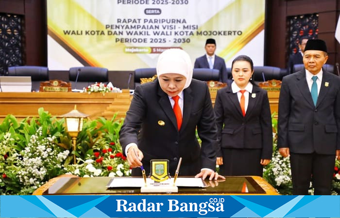 Gubernur Jawa Timur Khofifah Indar Parawansa menghadiri Serah Terima Jabatan  dan Rapat Paripurna Penyampaian Visi Misi Walikota (hms)
