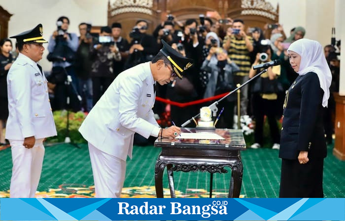 Gubernur Jawa Timur Khofifah Indar Parawansa resmi melantik KH. Kholilurrahman sebagai Bupati Pamekasan dan Sukriyanto sebagai Wakil Bupati Pamekasan untuk masa jabatan 2025-2030. berlangsung di Gedung Negara Grahadi Surabaya (hms)