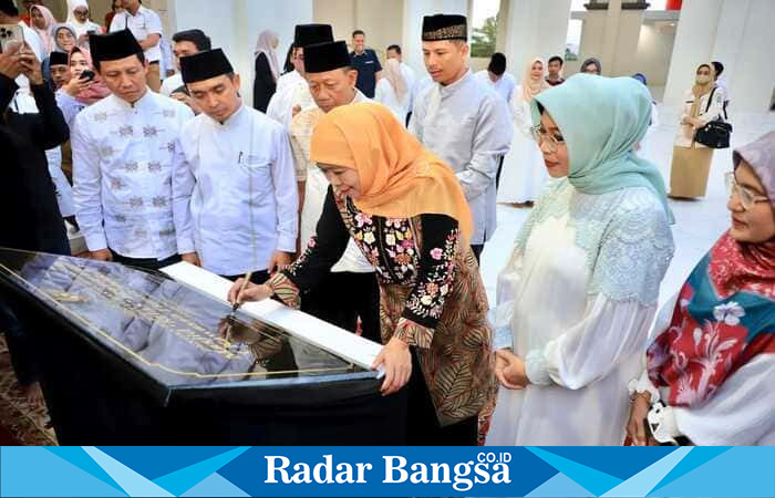 Gubernur Jawa Timur Khofifah Indar Parawansa meresmikan Masjid KHAS Krampyangan yang berlokasi di Kawasan Taman Makkah, Kota Pasuruan (hms)
