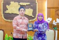 Gubernur Jawa Timur Khofifah Indar Parawansa menerima kunjungan kerja Konsul Jenderal RRT di Surabaya, Mr. Xu Yong, di Gedung Negara Grahadi (hms)