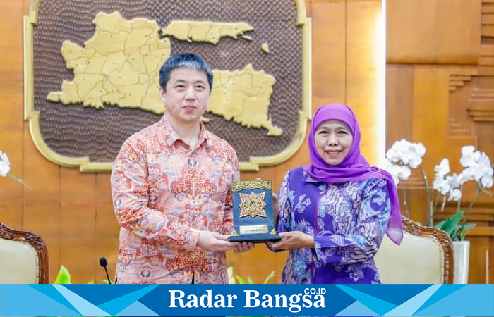 Gubernur Jawa Timur Khofifah Indar Parawansa menerima kunjungan kerja Konsul Jenderal RRT di Surabaya, Mr. Xu Yong, di Gedung Negara Grahadi (hms)