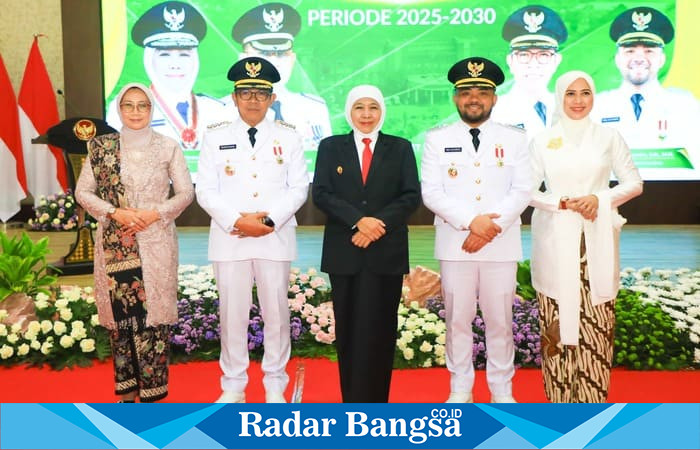 (tengah) Gubernur Jawa Timur Khofifah Indar Parawansa menghadiri acara Serah Terima Jabatan (Sertijab) Walikota dan Wakil Walikota Batu periode 2025–2030 di Graha Pancasila, Balai Kota Among Tani (hms)