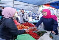 Gubernur Jawa Timur Khofifah Indar Parawansa melakukan pengecekan harga bahan pokok (hms)