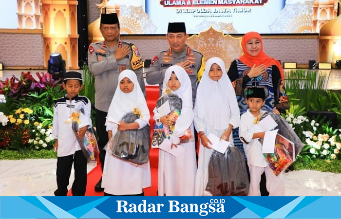 Khofifah bersama Kapolri  saat berbagi kepada anak yatim (hms)
