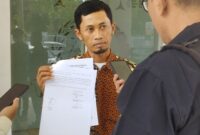 Kuasa Hukum Moch. Wahyudi, Muhammad Ridlwan (kiri) dan Ainur Rofik usai mengantarkan  surat permohonan permintaan BAP ke PTSP Kejari Lamongan, Senin (24/3/25) (Dok Foto RadarBagsa.co.id)