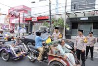 Kapolres Lamongan, AKBP Bobby A. Condroputra, S.H., S.I.K., M.Si., saat membagikan takjil kepada masyarakat di sekitar Alun-Alun Kabupaten Lamongan (ist)