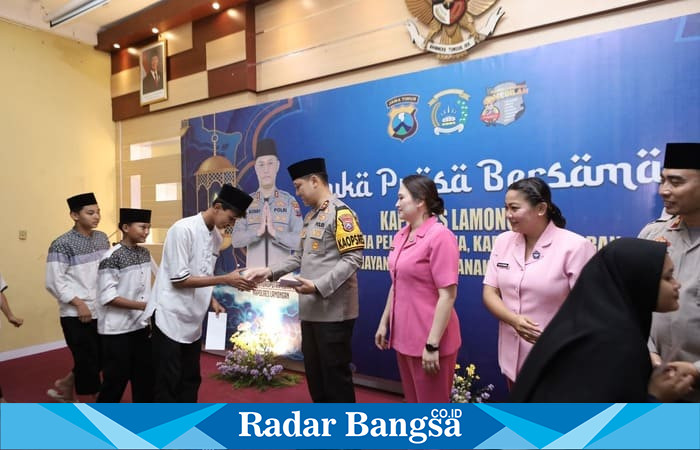 Kapolres Lamongan AKBP Bobby A. Condroputra, S.H., S.I.K., M.Si., bersama istri dan jajaran menggelar kegiatan buka puasa bersama dengan anak-anak yatim piatu dari Yayasan Al Mizan (ist)