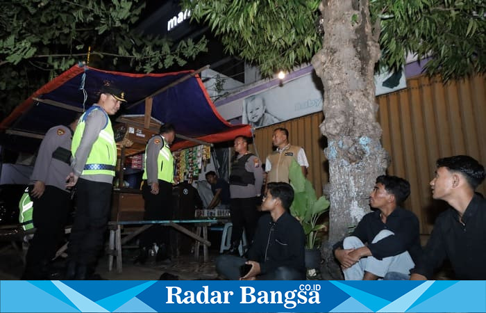 , Kapolres Lamongan AKBP Bobby A. Condroputra, S.H., S.I.K., M.Si., bersama dengan jajaran Polres Lamongan melaksanakan kegiatan Patroli Sahur (hms)