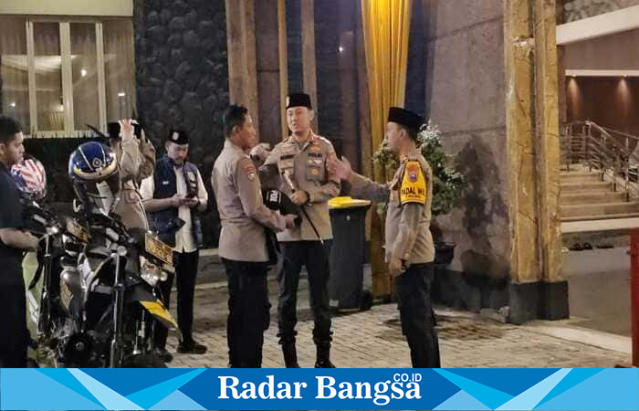 Kapolres Lamongan AKBP Bobby Adimas Condro Putra, SH, S.I.K, M.Si, bersama Pejabat Utama (PJU) Polres Lamongan melaksanakan pengamanan dan ibadah sholat Isya serta Tarawih di Masjid Namira (ist)