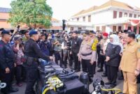 Kapolri bersama Mendagri, Gubernur Khofifah, Kepala BMKG, dan jajaran Forkopimda Jatim mengecek langsung kesiapan pasukan serta sarana dan prasarana yang mendukung kelancaran operasi (hms)
