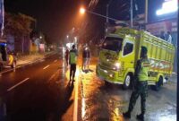 Anggota Polsek Tikung saat mencegah takbir kelililing ek arah kota Lmaongan (ist)