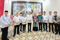 Gubernur Jawa Timur Khofifah Indar Parawansa bersama Wakil Gubernur Emil Elestianto Dardak, Menteri Pemberdayaan Perempuan dan Perlindungan Anak (PPA) RI Arifatul Choiri Fauzi, dan Gubernur Jawa Tengah Ahmad Luthfi melakukan silaturahmi dengan Presiden Republik Indonesia, Joko Widodo, di kediamannya di Surakarta (hms)