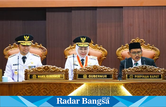 Gubernur Jawa Timur Khofifah Indar Parawansa dan Wakil Gubernur Emil Elestianto Dardak resmi melaksanakan serah terima jabatan (IST)