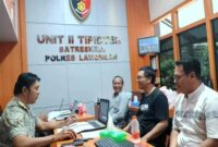 Ahmad Umar Buwang, Koordinator Bidang Hukum LBH PESSANDRA, didampingi Muhajirin (Ketua Umum), Sakban Habiburrahman (Sekretaris Jenderal), dan Mohammad Andoko (Bendahara Umum). Melaporkan ke Unit II Tindak Pidana Tertentu Satreskrim dan Sentra Pelayanan Kepolisian Terpadu (SPKT) Polres Lamongan (ist)