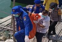 Anggota Polres Lamongan saat mengevakuasi korban (ist)