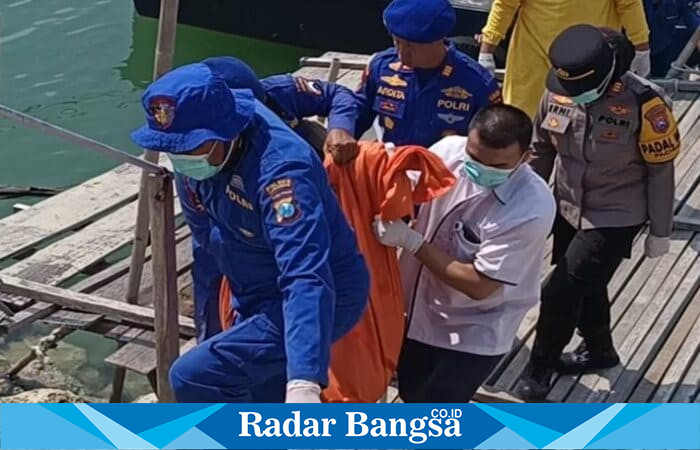 Anggota Polres Lamongan saat mengevakuasi korban (ist)