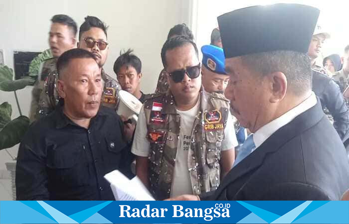 Ketua Masyarakat Melayu Ok M Rasyid , SE  saat berbincang dengan Bupati Asahan Taufik Zainal Abidin, S, Sos di kantor DPRD Asahan. ( ist )
