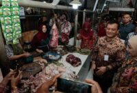 Gubernur Jateng Ahmad Lutfi, Dialog dengan Pedagang pasar Boja. (RadarBangsa.co.id)