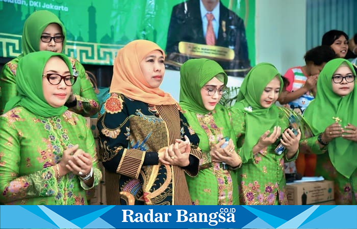 Ketua Umum Dewan PP Muslimat NU, Khofifah Indar Parawansa, bersama jajaran PP Muslimat NU mendistribusikan 1.000 paket lebaran dari keluarga Jusuf Kalla di Kantor PP Muslimat NU, Jl. Pengadegan Timur Raya, Pancoran, Jakarta Selatan (hms)