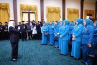 Gubernur Jawa Timur, Khofifah Indar Parawansa, menghadiri pelantikan Ketua TP PKK dan Ketua Tim Pembina Posyandu Kabupaten/Kota se-Jawa Timur Tahun 2025 di Gedung Negara Grahadi (hms)