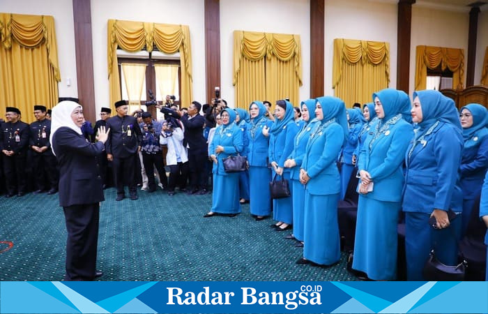 Gubernur Jawa Timur, Khofifah Indar Parawansa, menghadiri pelantikan Ketua TP PKK dan Ketua Tim Pembina Posyandu Kabupaten/Kota se-Jawa Timur Tahun 2025 di Gedung Negara Grahadi (hms)